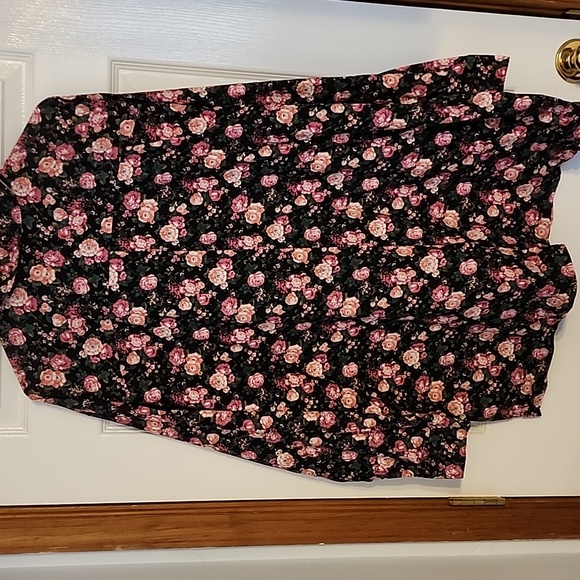 Kalama 2X Flowered Blouse - Picture 2 of 8